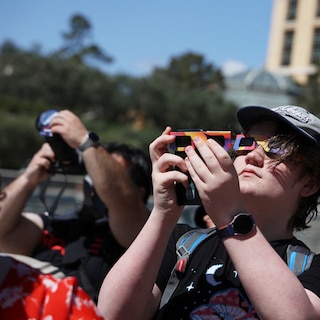 Protect not only your eyes, but also your camera lens during the solar eclipse in Amsterdam: Applies to phones too