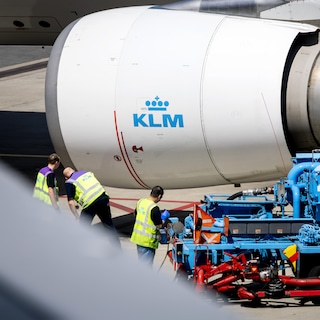 Schiphol unions threaten industrial action over security guard working conditions
