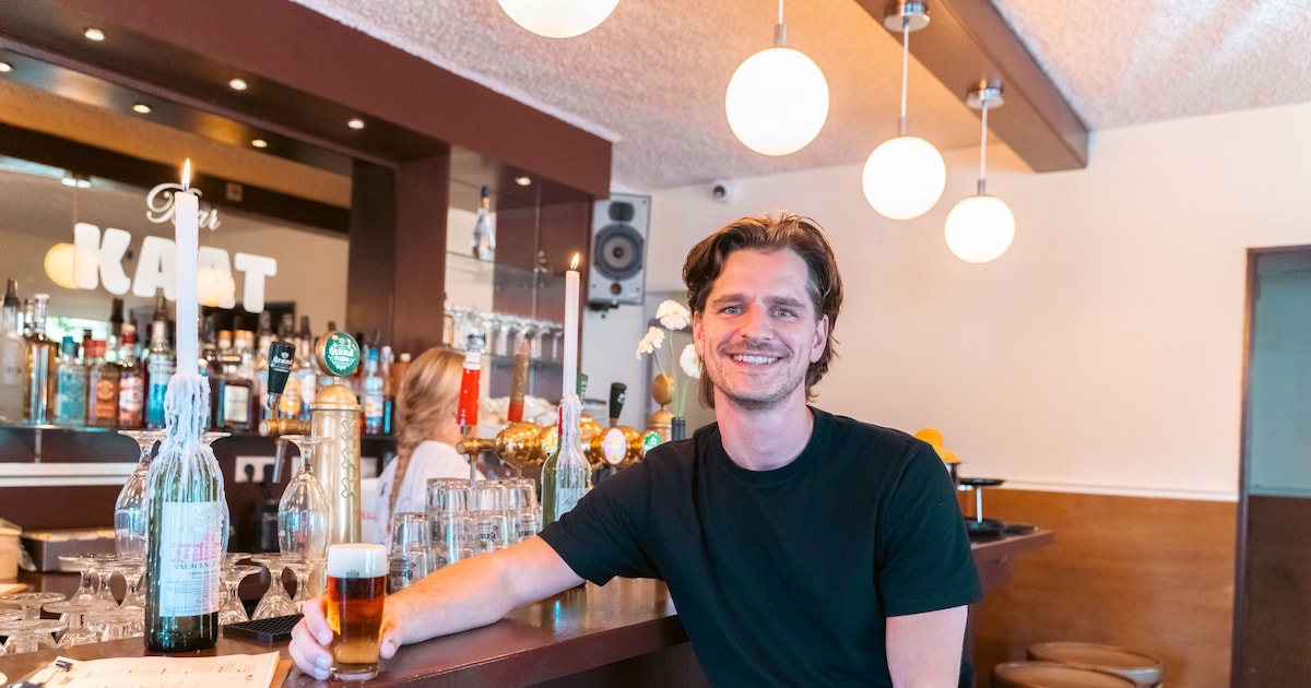 Bij Bar Kaat in Amsterdam-West vind je echte Limburgse gastvrijheid: ‘Je krijgt nootjes en mag gewoo