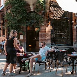 At 't Lemmeke, the team behind Wijmpje Beukers does it again: capturing the village pub vibe in the big city