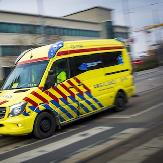 Fire department rescues man from water at Prins Hendrikkade, victim taken to hospital