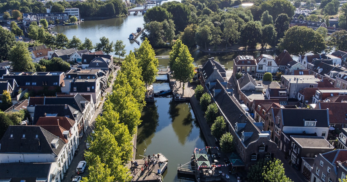 De sluis in Weesp is dicht door de droogte: ‘We kunnen die weglek niet hebben’