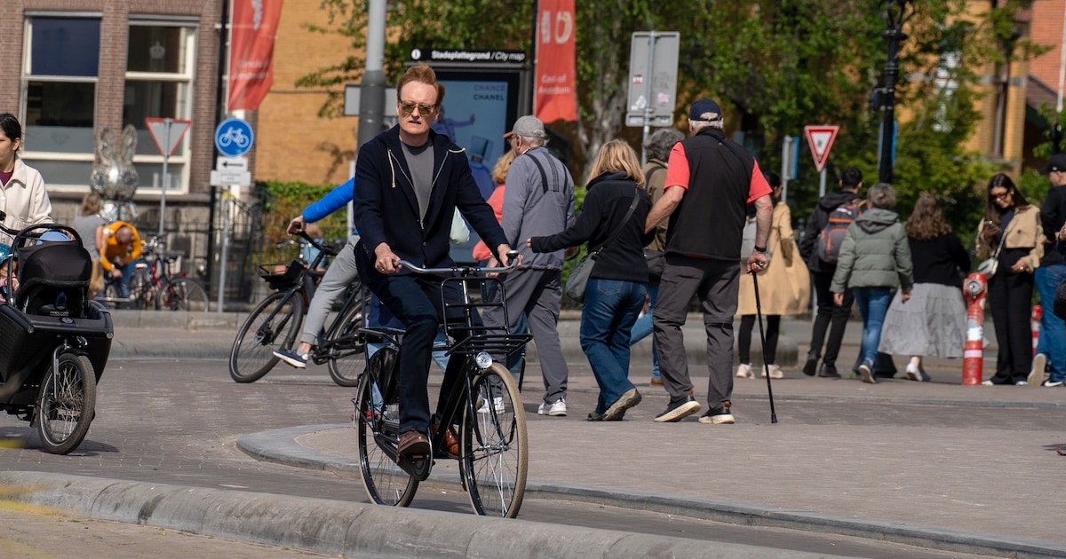 Recensie: Verkleed als Van Gogh, fietsend naar de tulpenvelden: Conan O’Brien vinkt in Amsterdam voo