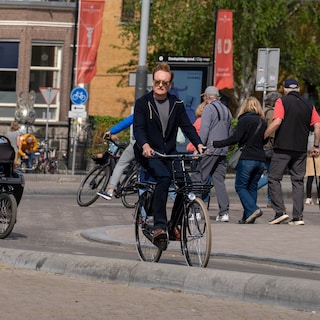 Review: Dressed as Van Gogh, cycling to the tulip fields: Conan O'Brien ticks off mostly clichés in Amsterdam