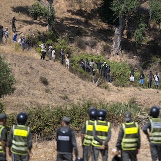 Marokkaanse veiligheidstroepen stoppen honderden mensen aan grens met Ceuta