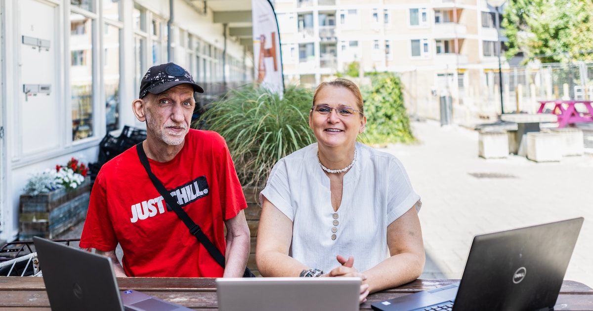 Buurtwerkkamer De Handreiking in Zuidoost houdt een laptopinzameling: ‘Een computer is geen luxe mee