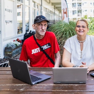 Community center De Handreiking in Southeast organizes laptop drive: ‘A computer is no longer a luxury, it is a necessity’