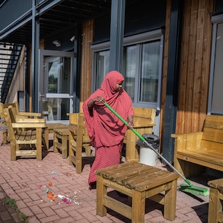 No high fences, but a neighborhood WhatsApp group: why the asylum center in Oss works well