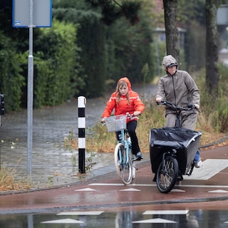 Vandaag wordt een kletsnatte dag: KNMI geeft voor heel Nederland code geel af vanwege zware onweersbuien