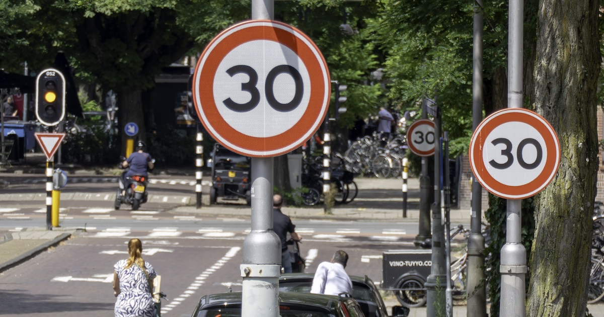 Alleen 30-kilometerborden plaatsen helpt weinig: auto’s rijden gemiddeld 2,3 kilometer per uur langz