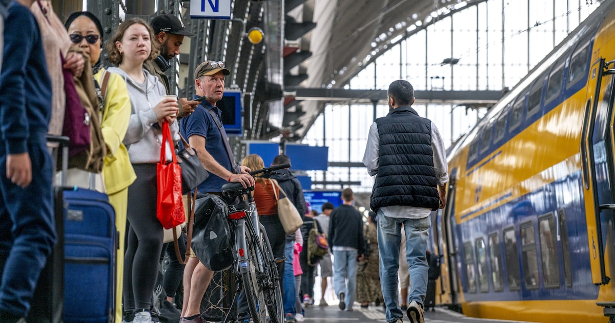 Opinie: ‘Door het Nederlandticket betalen we nu een dubbel jaarabonnement aan de NS. Niemand die ons
