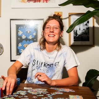 Eline (30) earns 2,650 euros and has a student debt of 50,000 euros: ‘I don’t want moving in together to be purely a financial choice’