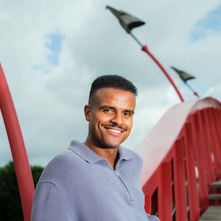 The Amsterdam of singer and actor Jasha (30): ‘My favorite pub, Eddy Bar, is never too busy, and my mother lives around the corner’