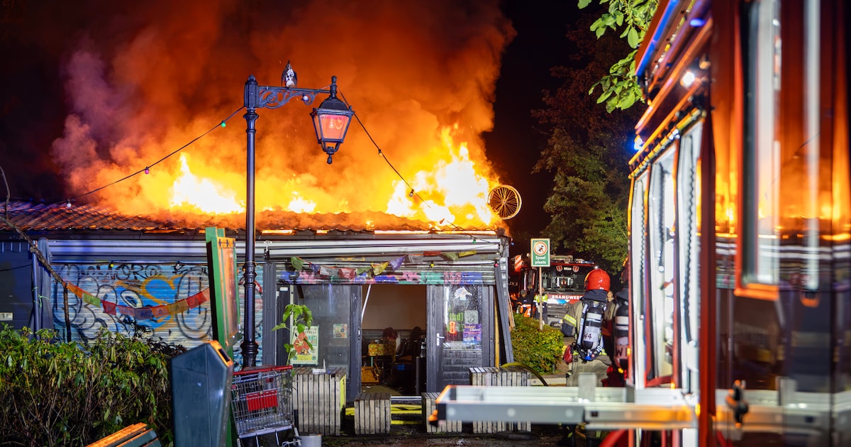 Buurthuis Parknest in het Flevopark grotendeels verwoest door brand