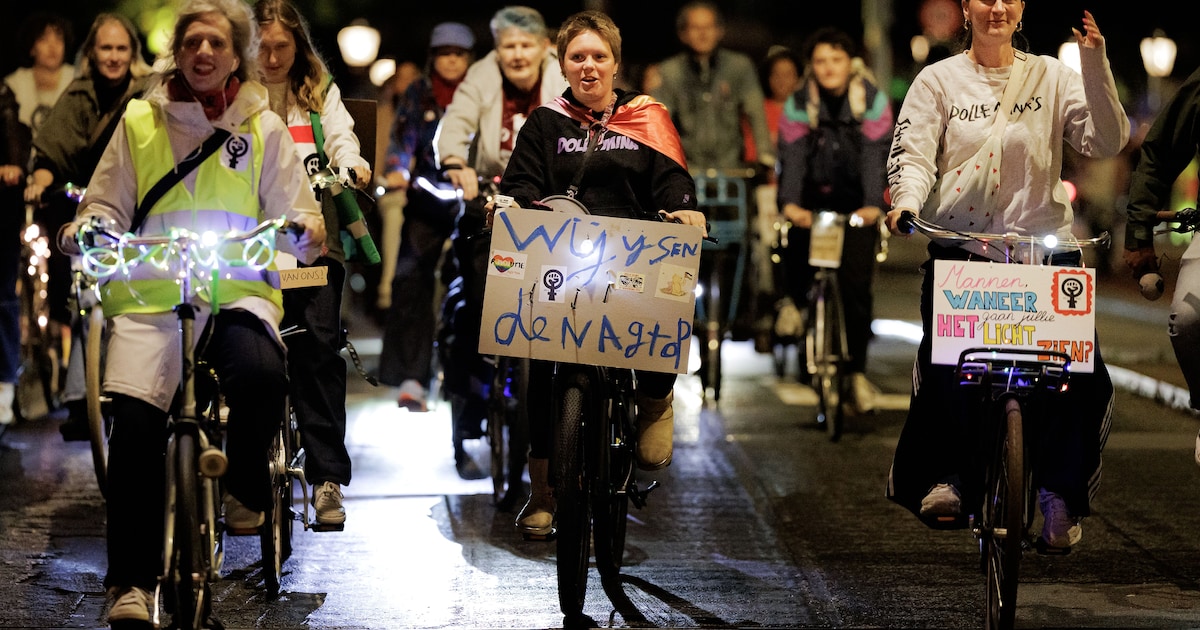 Honderden op de fiets door de Amsterdamse nacht voor veiligheid vrouwen