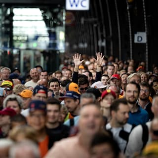 NS transports over 17,000 fans to Zandvoort on Saturday morning
