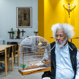 Lesley Gilliot (76) and his canary Michael Jackson are always together: ‘I brought that tradition with me from Suriname’