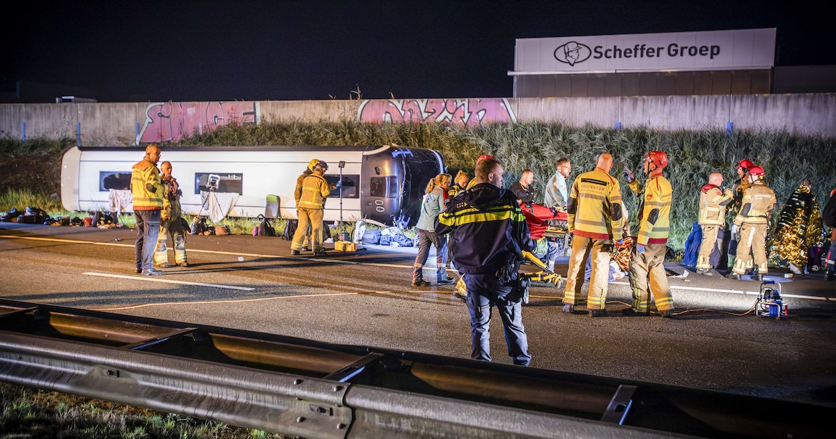 Zestien gewonden naar ziekenhuis na ongeval met Oostenrijkse touringcar bij Wezep in Gelderland