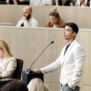 Markuszower group submits parliamentary questions about statements by Amsterdam SP leader Angelo Delsen; he hits the ball back