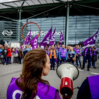 Why are there protests at Schiphol security checkpoints, despite airport intervention?