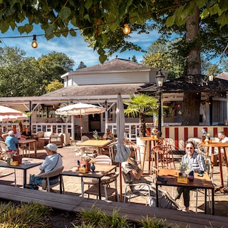 Monne, formerly Amstel Boathouse and Miranda Paviljoen, is modern Mediterranean, idyllic on the Amstel, quietly located next to Zorgvlied