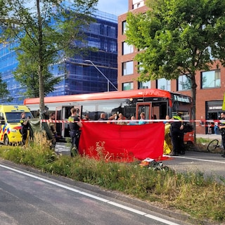 Cyclist seriously injured in collision with bus on Klaprozenweg in Amsterdam-Noord