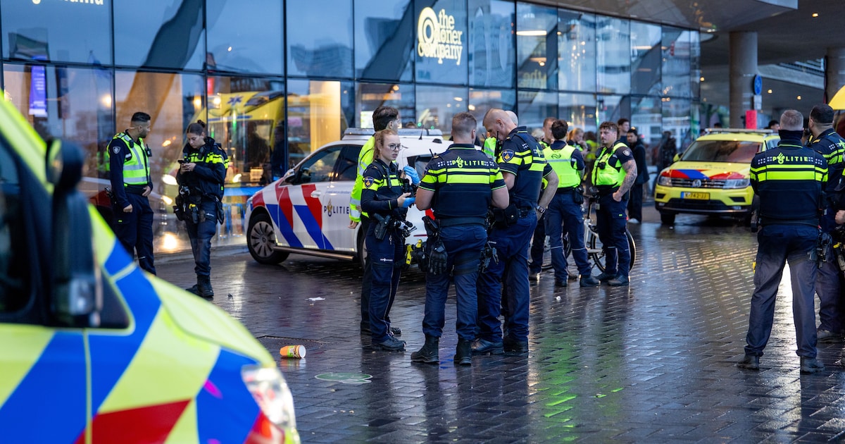 Steekpartij naast Amsterdam Centraal: drie mannen gewond naar ziekenhuis, onder wie verdachte