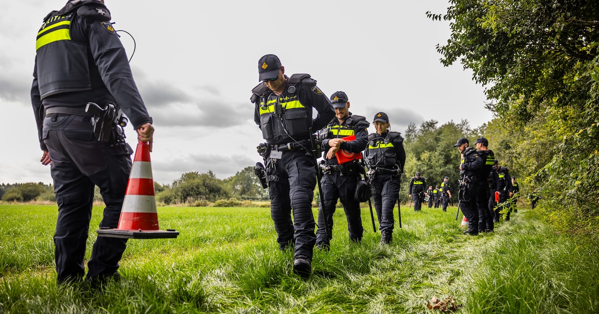 Ploeg van tientallen mannen kreeg laatste briefing Overasselt in Belgische loods