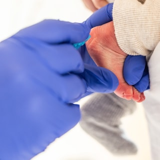 Newborns in Amsterdam receive heel prick test late due to staff shortages at GGD