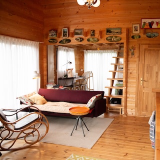 Santje (63) built a tiny house in Waterland: 'Here I only hear the birds, some mooing of cows and the cackling of geese'
