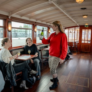 Restaurants in Amsterdam-Noord regelen eigen veerdienst tijdens ov-staking met oesters én gestrande reizigers aan boord