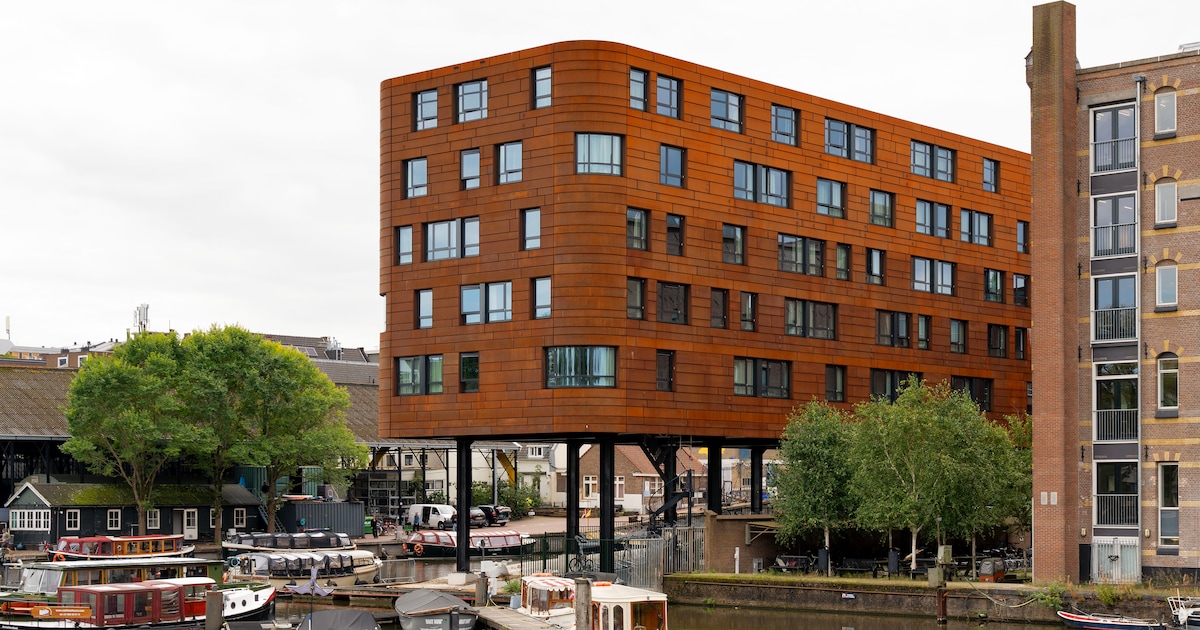 De buurt had gelijk: lomp woonblok aan de Hoogte Kadijk blokkeert doorzichten en verdrukt brug