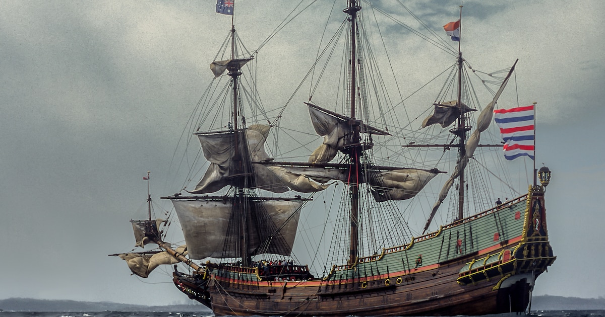 Voor het laatst: de Batavia vaart dit weekend dwars door Amsterdam om opgeknapt te worden