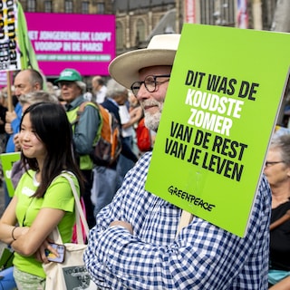 Dam Square fills for climate march to Museumplein as protesters carry signs about heat records and data centers