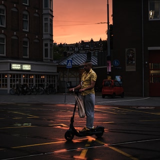 It is fun, easy to use and costs less than a thousand euros: the e-scooter could quickly become very popular in Amsterdam