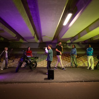The eighty-year-old woman with the walker, the young man on the fatbike: everyone is in a hurry in the performance Rollatorrap