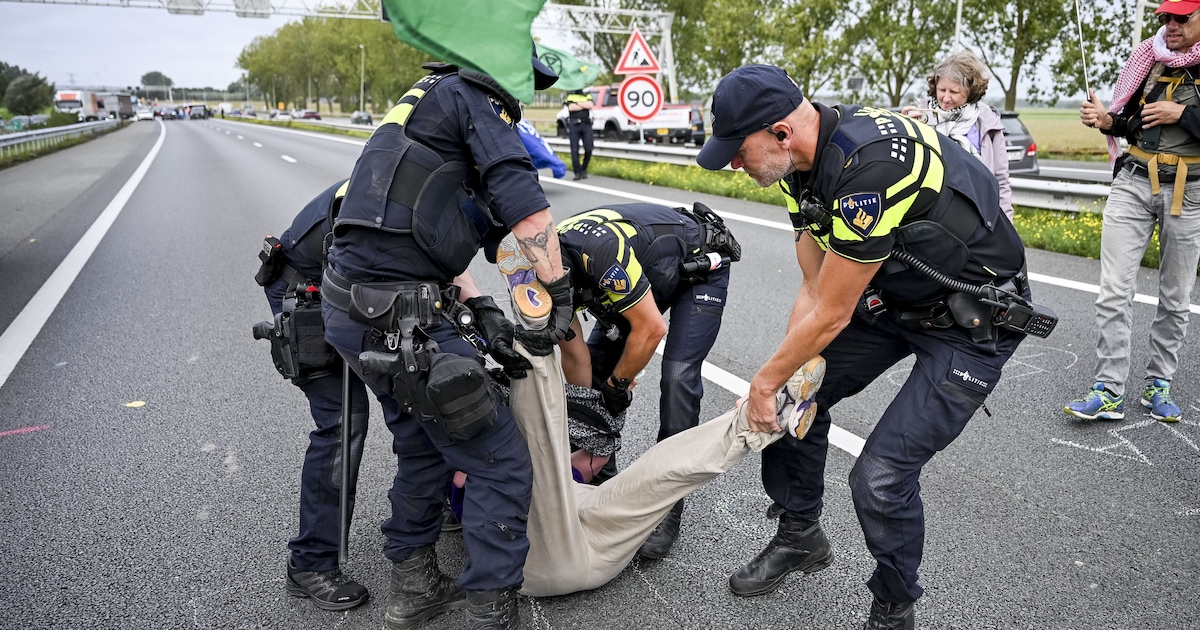 Zo’n honderd XR-demonstranten aangehouden na blokkade van A12 bij Zevenaar