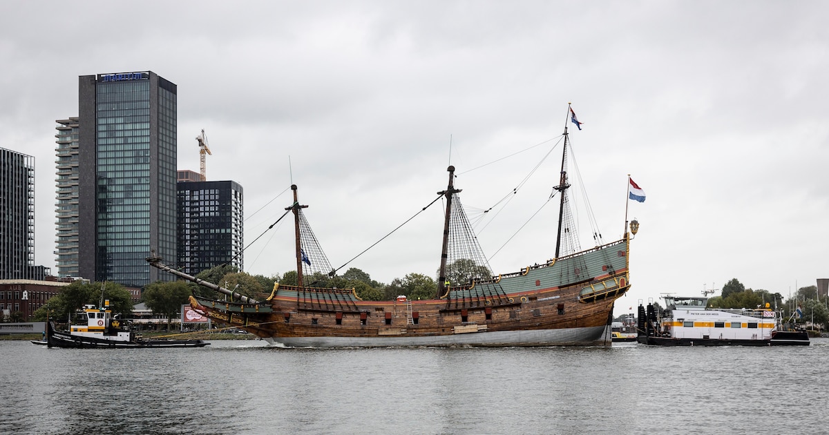 De Batavia heeft haar laatste tocht over het water gemaakt, replica van VOC-schip aangekomen in Amst