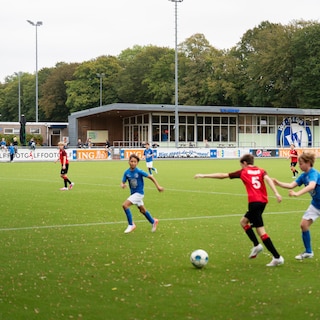 New pitch at football club WV-HEDW is far too slippery: Some players slipped while taking penalties