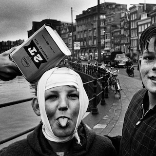 The photos of Ed van der Elsken remain timeless and magnificent: 'Don't look so grumpy, honey!'