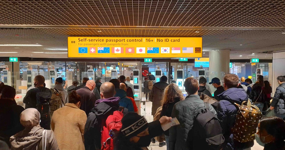 Wachtrijchaos bij grenscontroles op Schiphol is ‘kritiek’: ‘Passagiers moeten urenlang wachten, dat 
