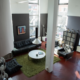 Kamiel (62) toont enorme Jordaanse loft met bioscoop