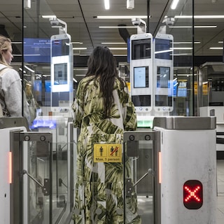 Long wait times at Schiphol due to electronic passport control failure