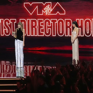 Taylor Swift becomes most awarded artist in MTV Video Music Awards history, dedicates win to Dolly Parton