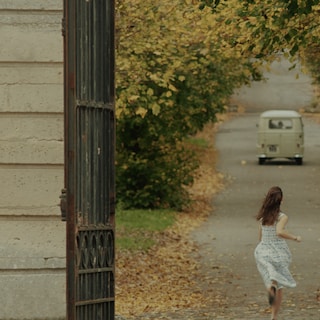 In Mémoire de fille, the image cuts out multiple times, pointing to a dark side of Annie Ernaux's relationship
