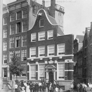 From forbidden profession to established guild: this triangular building on the Nieuwezijds Voorburgwal housed the Brokers' Guild for centuries