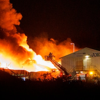 Zeer grote brand verwoest loods op Johan Huizingalaan