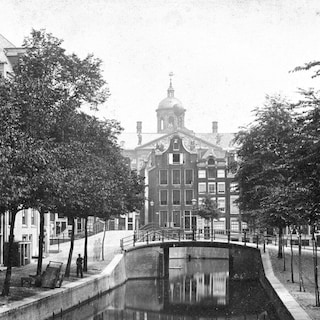 Spot the differences: Warmoesgracht in 1880 and 2026