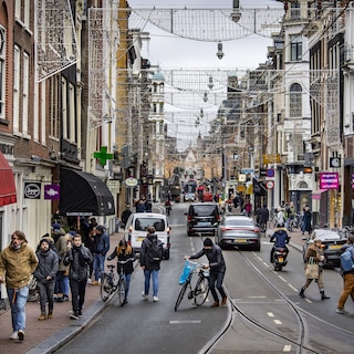Utrechtsestraat will not become one-way after all: speed bumps, crosswalk, and possible speed camera to make street safer