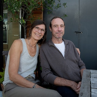 Mik Moody (72) and Isabelle Nadrai (59) built their own home in De Pijp: ‘Once guests sit down at the table, they never want to leave’